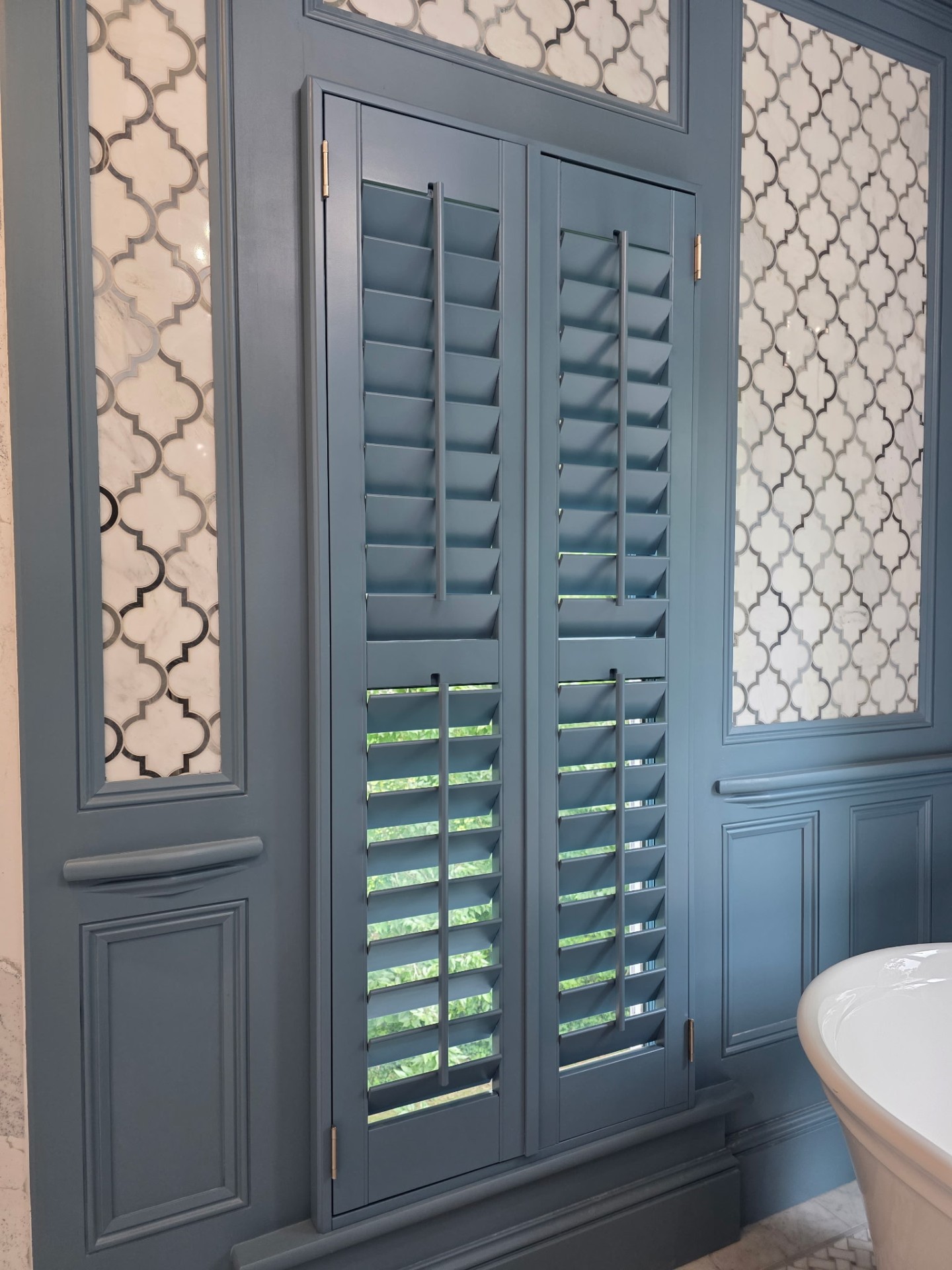 Café-height shutters — Powder bath
